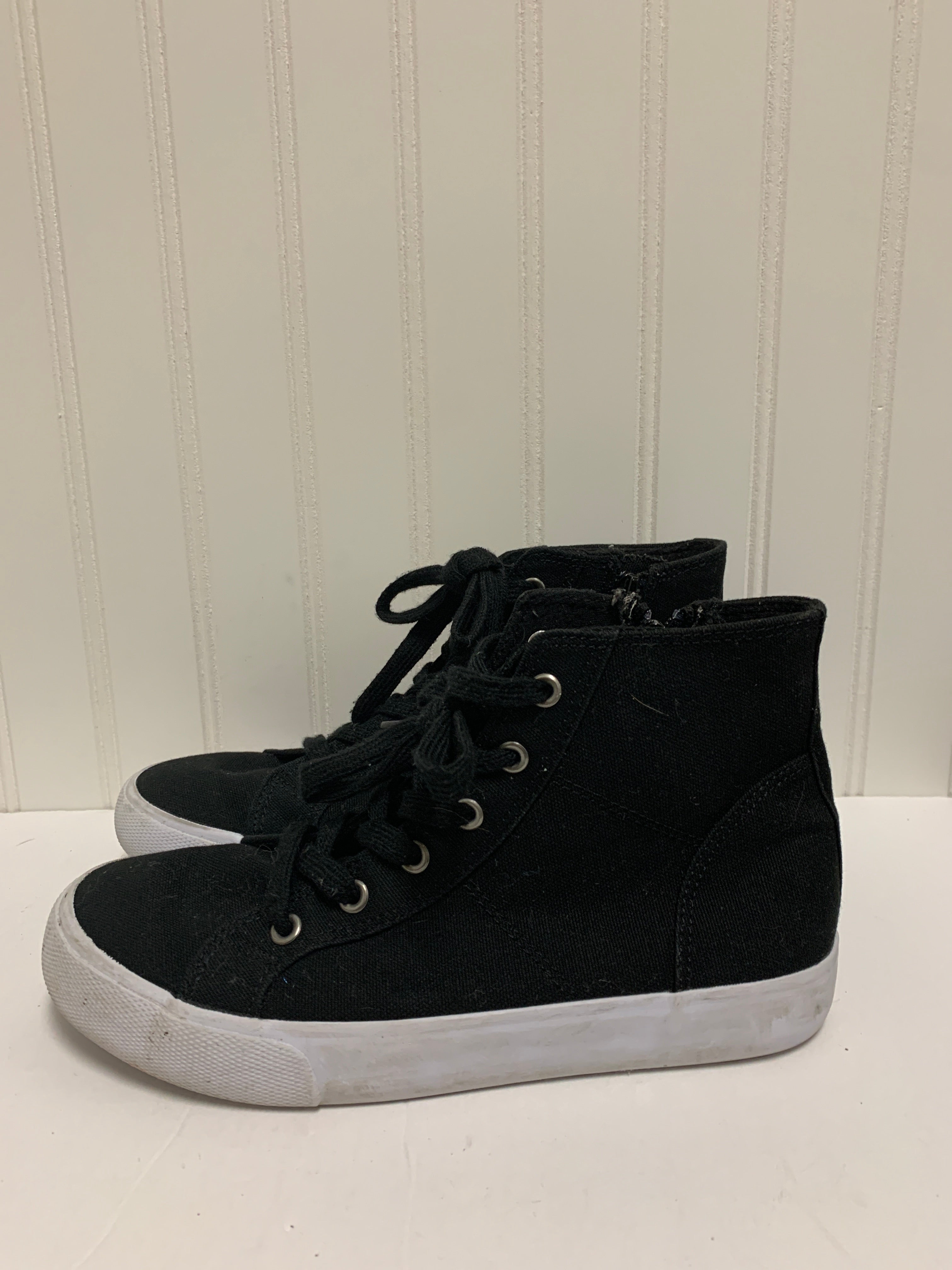 Shoes Sneakers By Clothes Mentor  Size: 6.5